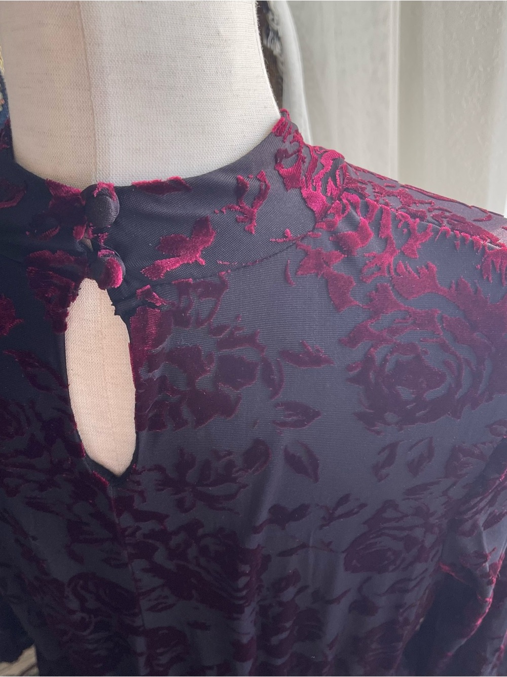 Modcloth Black & Red Velvet Burnout Vintage Style Keyhole mini Dress bell sleeve - Picture 4 of 4